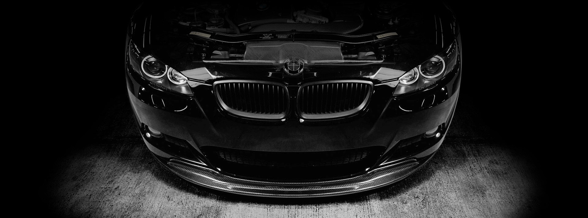 Avant d'une BMW noire éclairée en studio